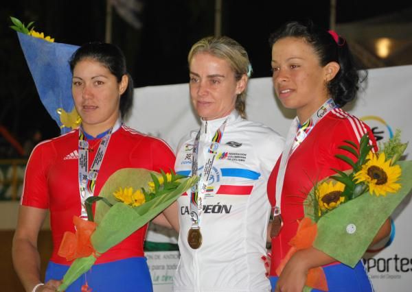 The women's pursuit podium: Marlies Mej&iacute;a (Cuba), Mar&iacute;a Luisa Calle (Colombia) and Yudelmis Dom&iacute;nguez (Cuba)