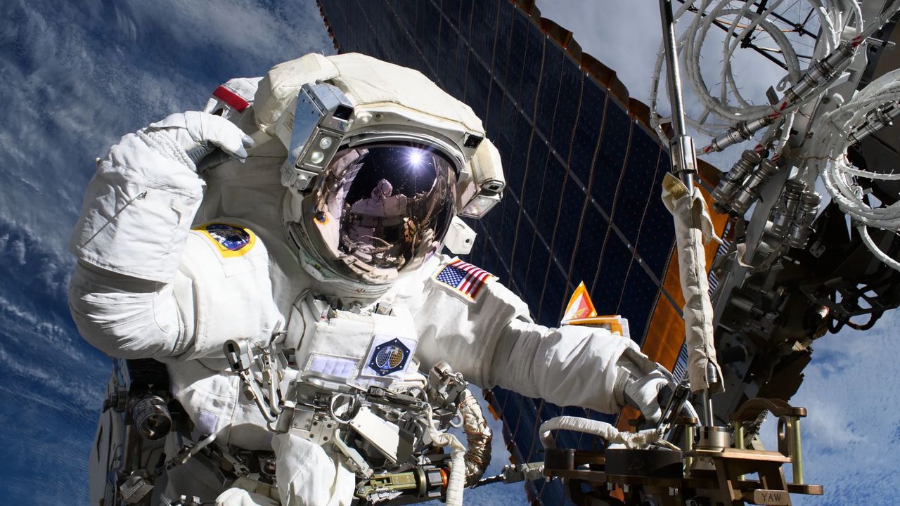 Watch astronaut Mike Fincke tie NASA spacewalking record on Jan. 8