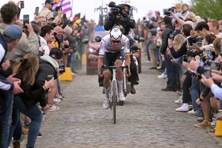 Police to investigate spectator who threw cap at Van der Poel during Paris-Roubaix
