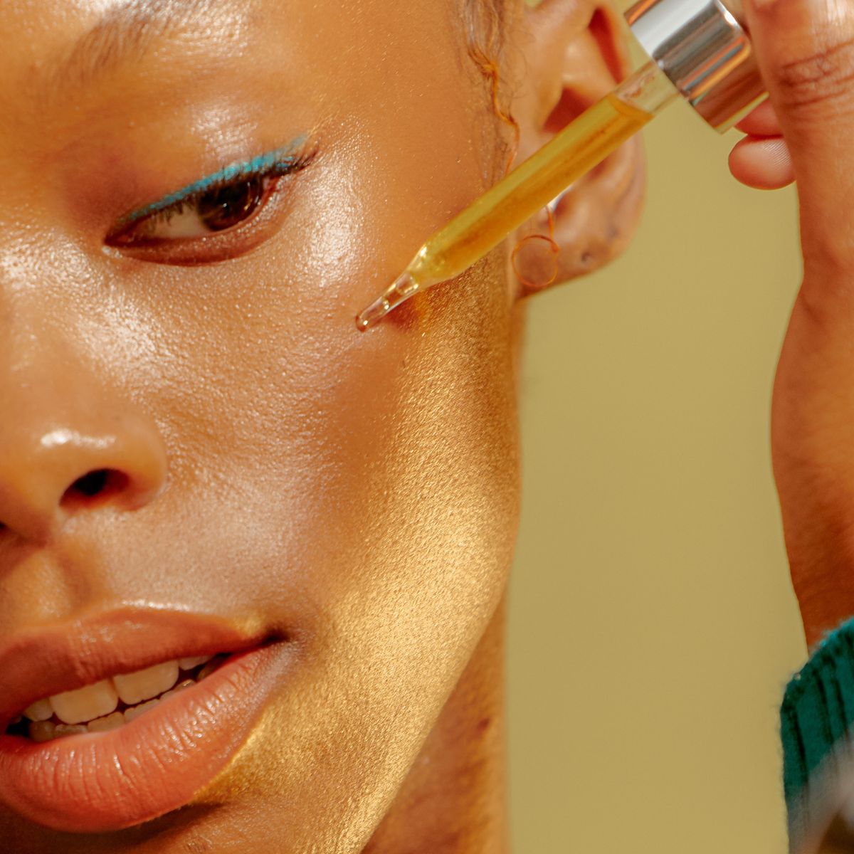 A woman putting make up on her face