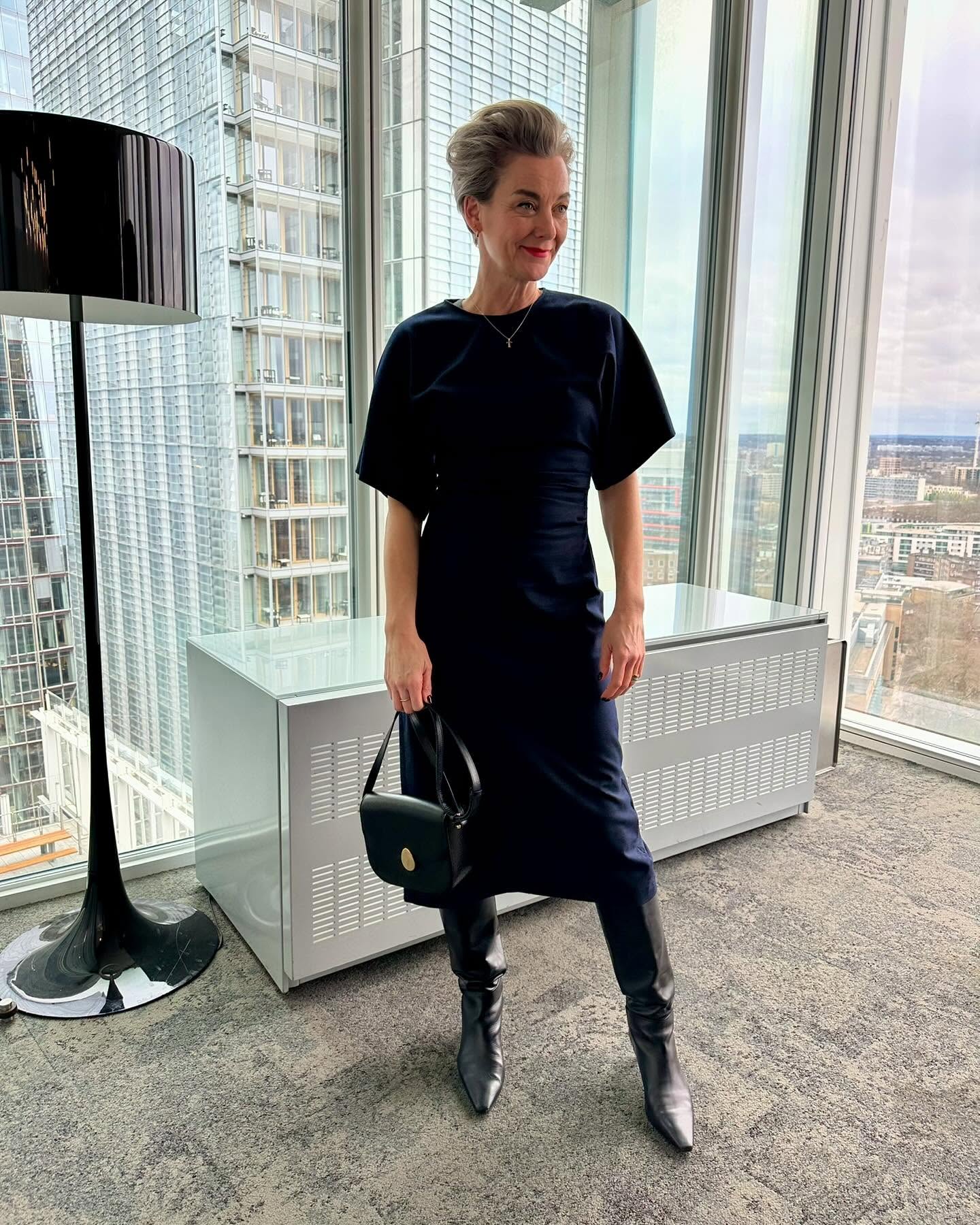 An image of @trayslounge wearing pointed-toe boots.