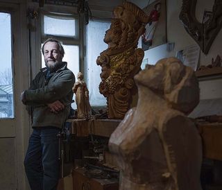 Andy Peters, Ship Figurehead Carver, photographed in his studio at Waterperry Gardens, Oxfordshire. ©Richard Cannon/Country Life Picture Library