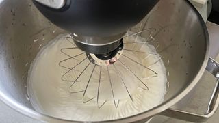 Bosch Serie 8 Stand Mixer whipping cream