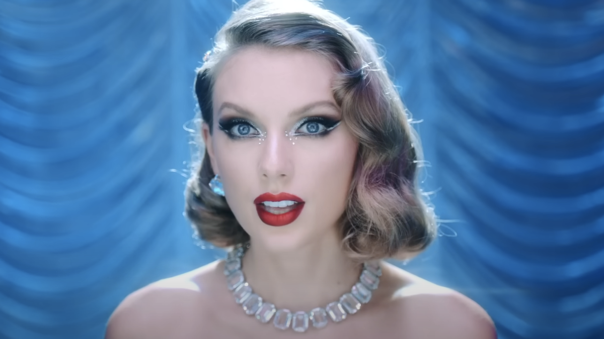 Taylor Swift in jewels in Bejeweled music video 