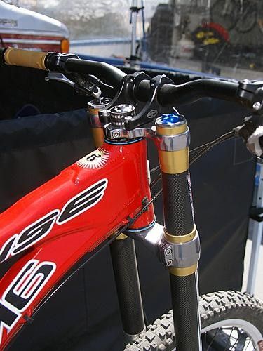 The 1.5"-compatible head tube can also be used with a zero stack 1 1/8" setup for a lower ride height.