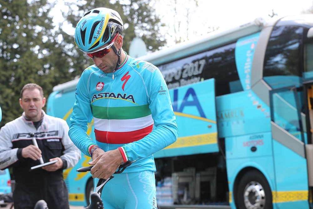 Vincenzo Nibali makes some last-minute adjustments.