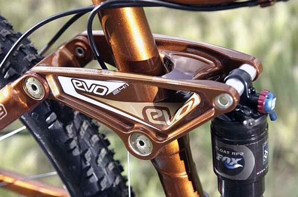 The rocker link of the women's Fuel EX 8 shows off the colour.