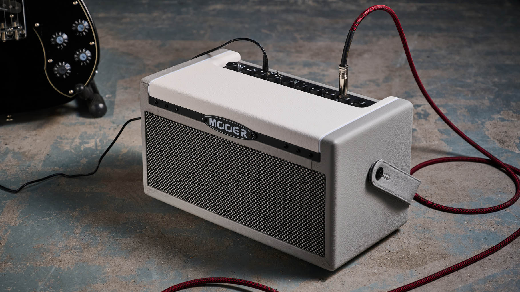 Mooer SD30i Intelligent Amp: The compact desktop amp is finished in grey-cream and has a black control panel