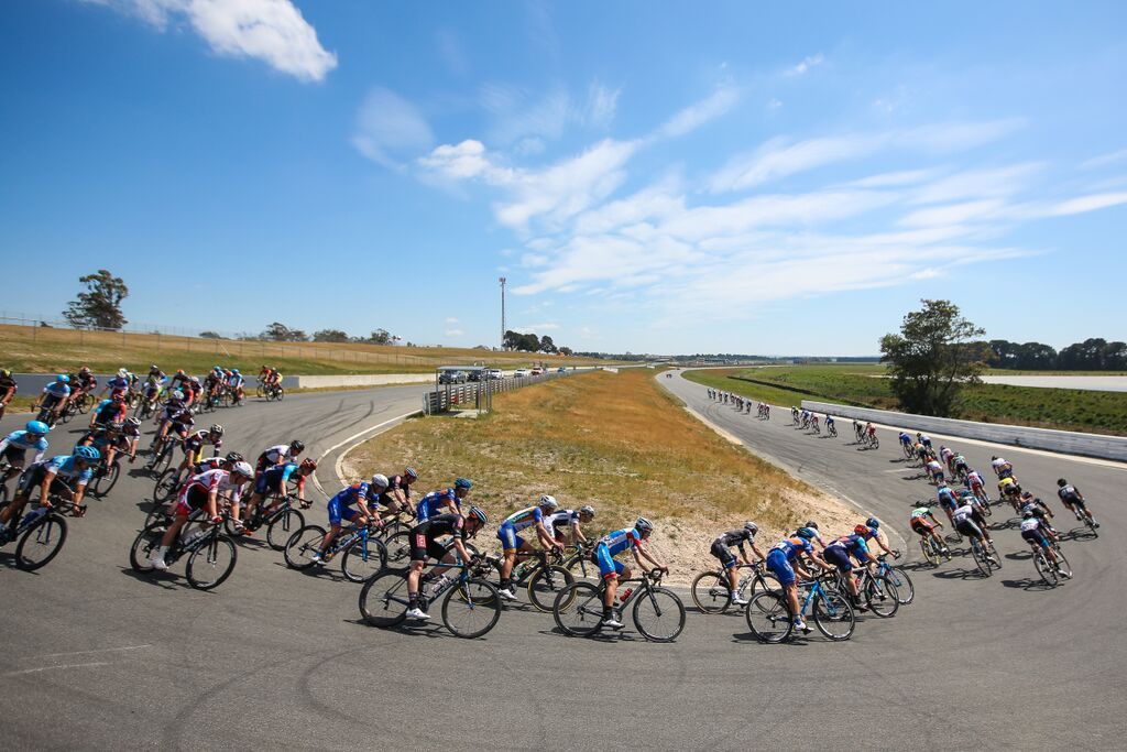 The peloton during the finsl stage of the Tour of Tasmania