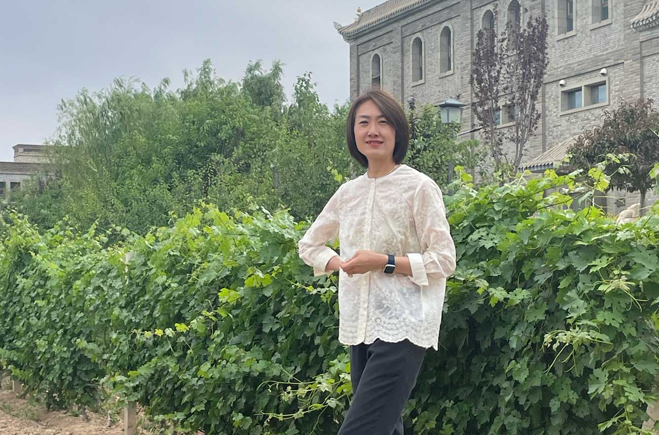 Owner-YU-Xiaojia-in-fron-to-Lan-Sai-winery-02.jpg