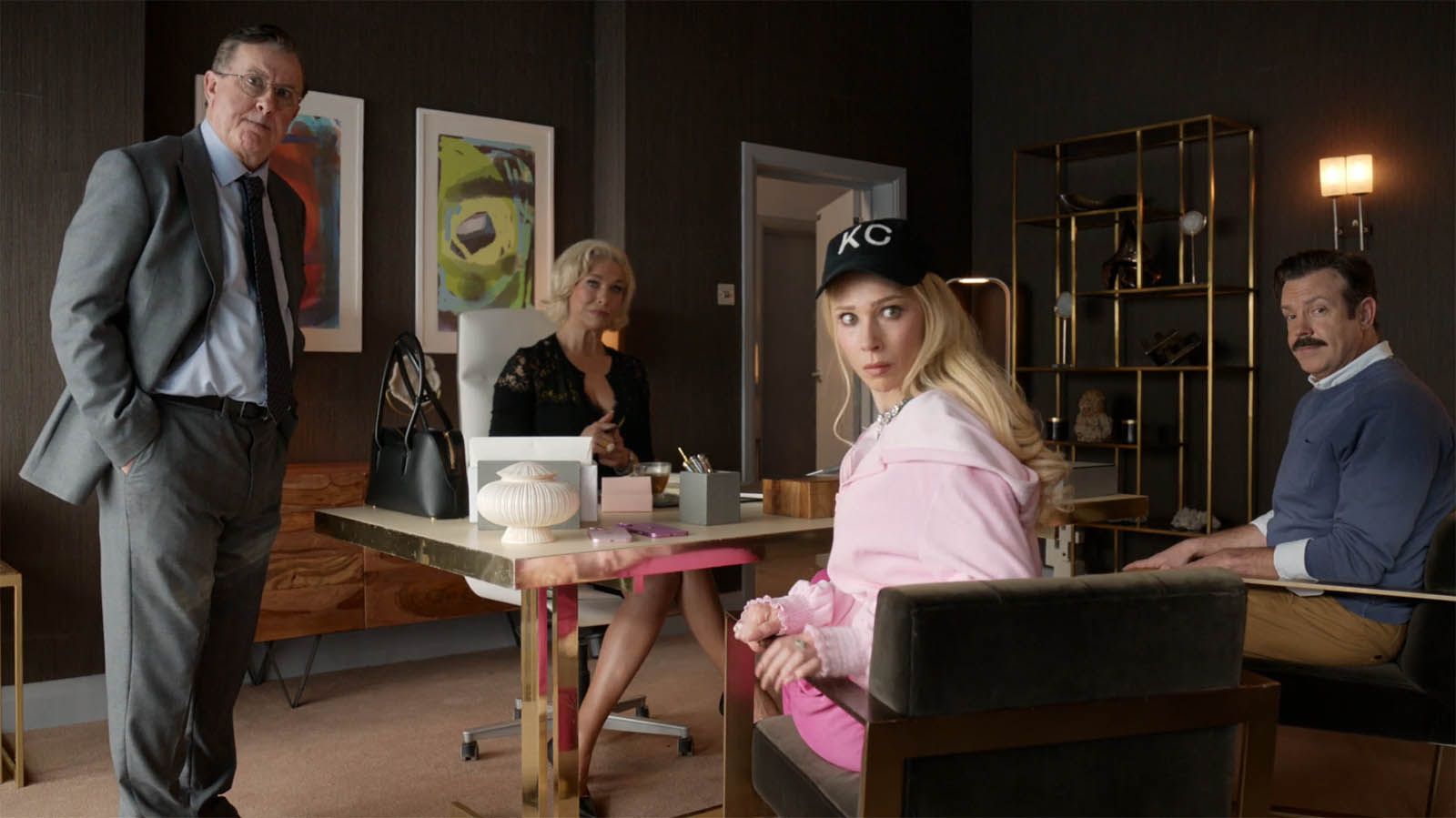 Higgins, Rebecca, Keeley y Ted observando a alguien fuera de cámara en Ted Lasso temporada 4 episodio 8