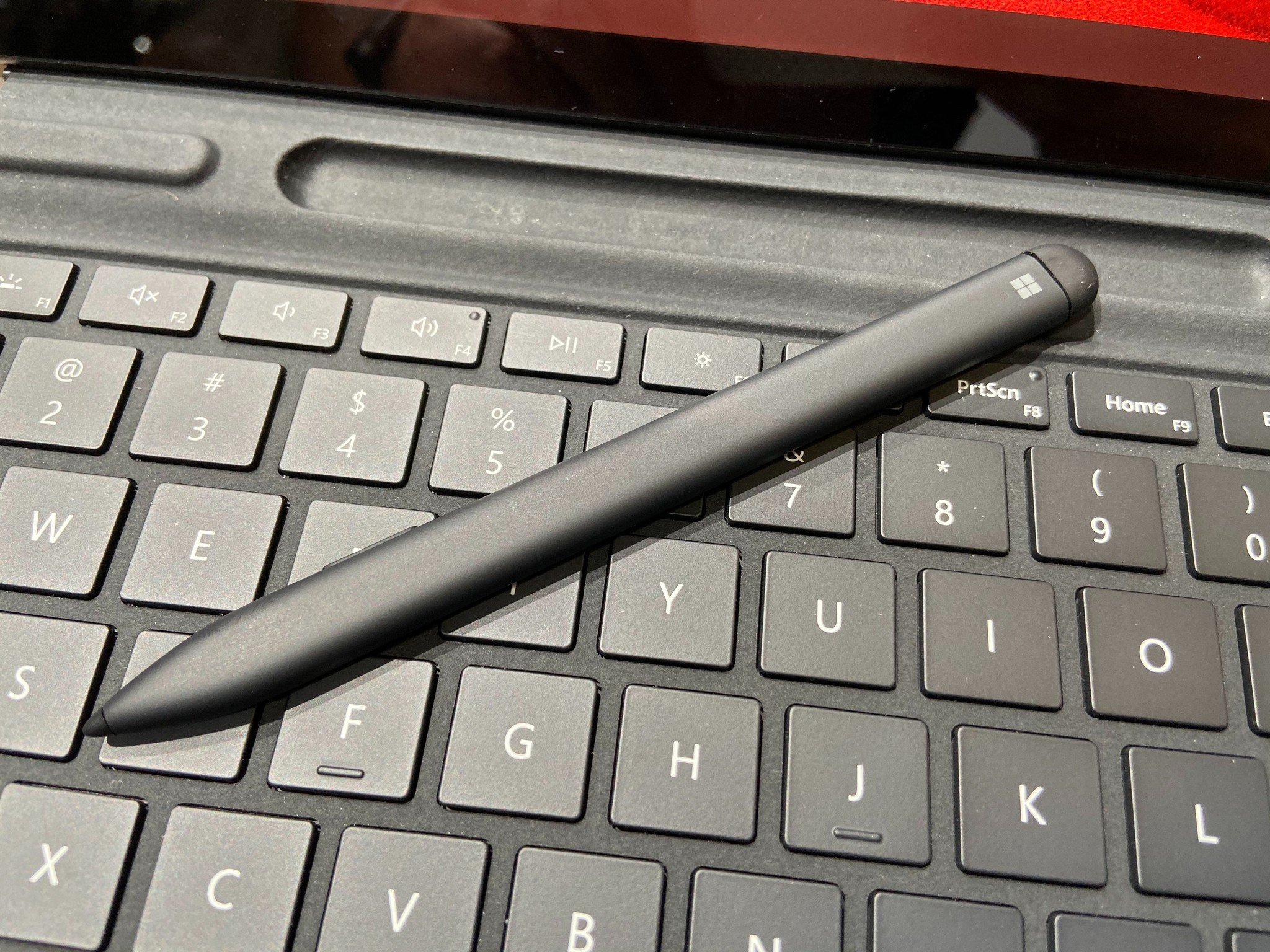 afvoer kruipen Aziatisch Microsoft Surface Slim Pen vs. Apple Pencil: Which is the better digital  stylus? | Windows Central