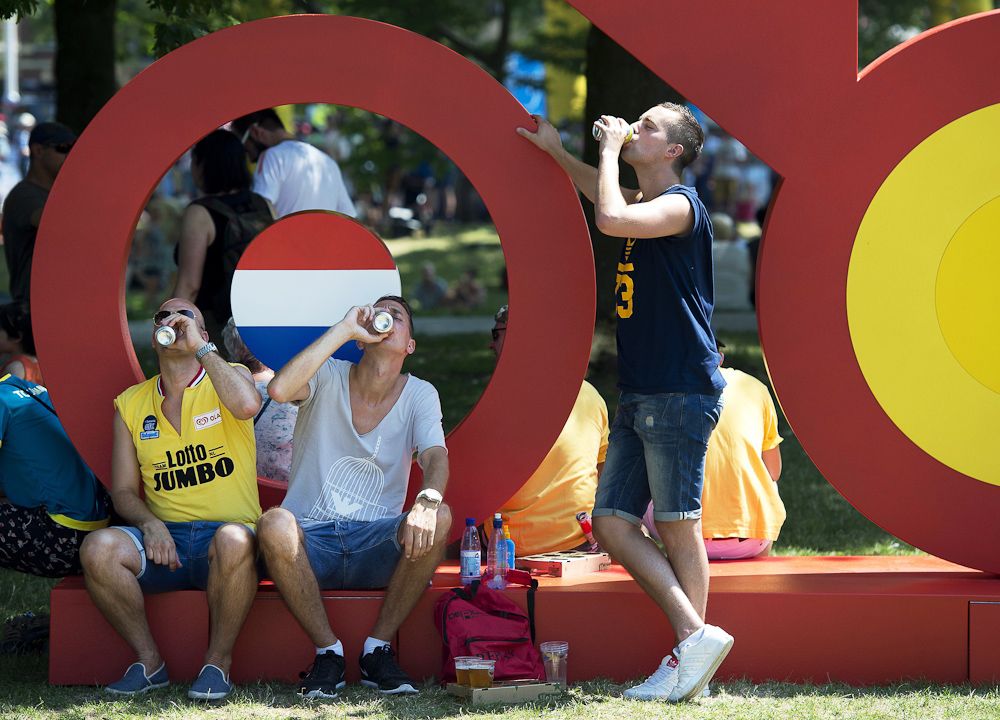 Spectators take a drink in the Utrecht heat.