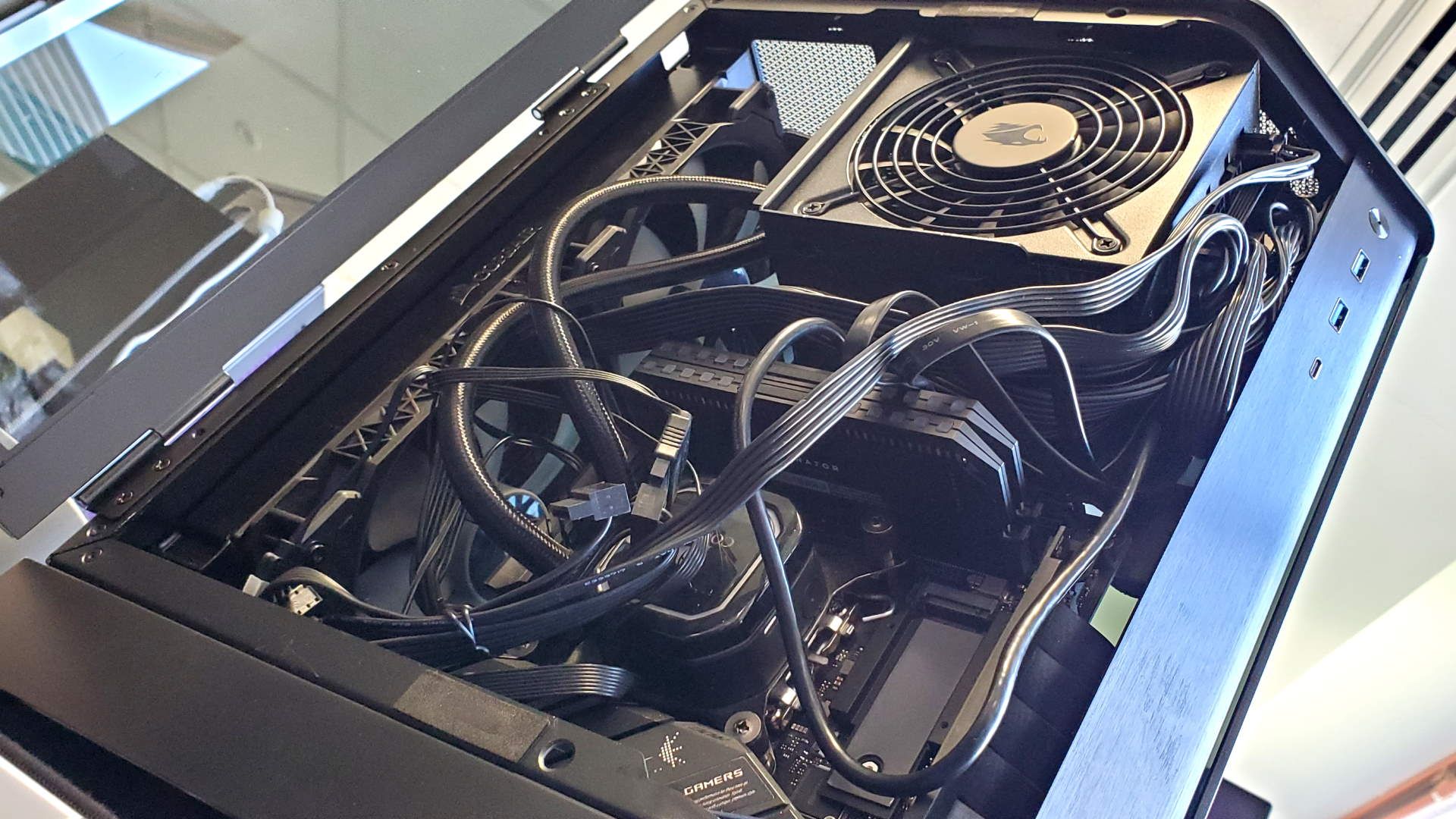 jak ułożyć kable w komputerze