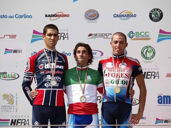 Gianmario Pedrazzini (Firenze Petroli Gragnano) on the podium with Damiano Margutti (GS Podenzano) and Henry Frusto (Team Scap Prefabbricati Fioresi), l &amp; r.