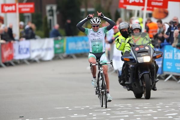 Annemiek Van Vleuten (Nederland Bloeit) celebrates her win in the Novilon Eurocup.