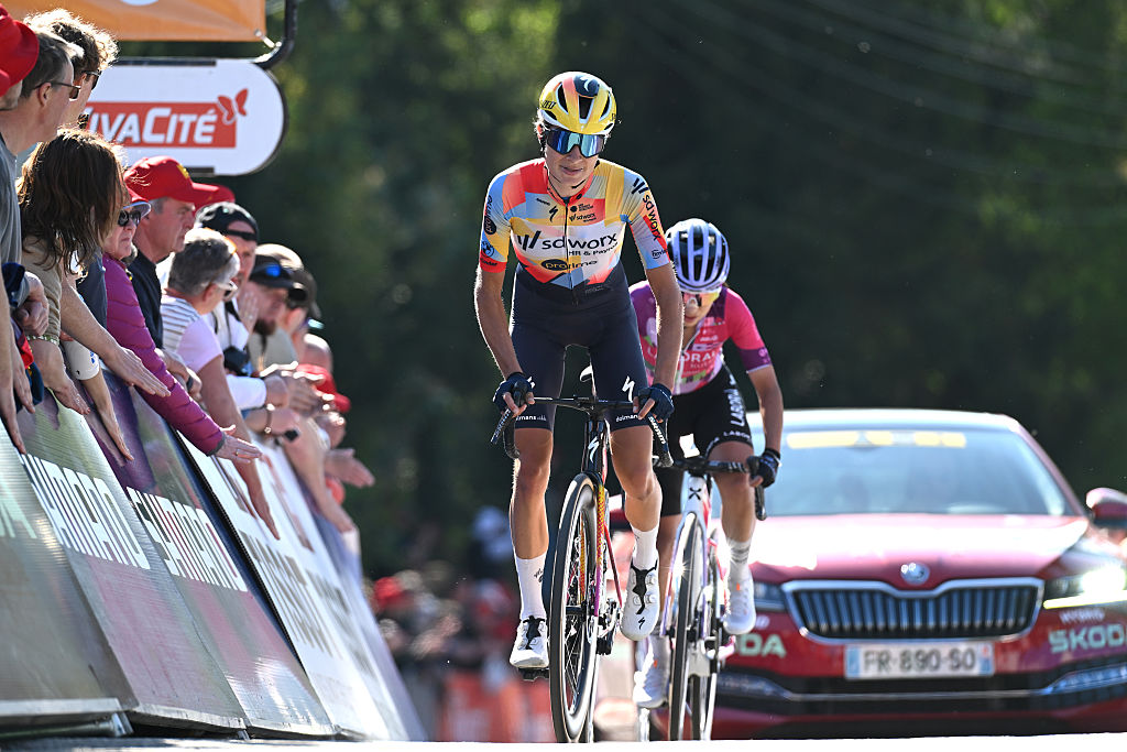 MUR DE HUY, BÉLGICA - 22 DE ABRIL: Valentina Cavallar da Áustria e Team SD Worx - Protime cruzam a linha de chegada durante o 29º La Fleche Wallonne Femenine 2026, cobrindo 148,2 km em um dia de Huy a Mur de Huy / #UCIWWT / em 22 de abril de 2026 em Huy, Bélgica. (Foto de Dario Belingheri/Getty Images)
