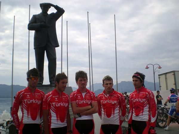 The Turkish team in Marmaris in front of the statue of Atat&uuml;rk, the founder of the Turkish republic.