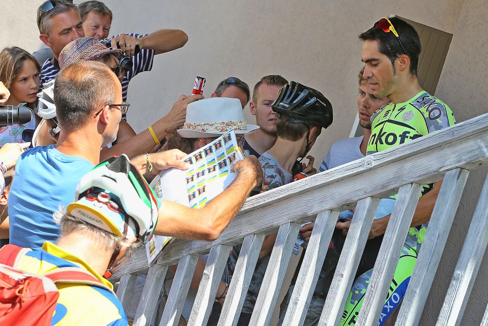 Alberto Conatdor greets his fans.