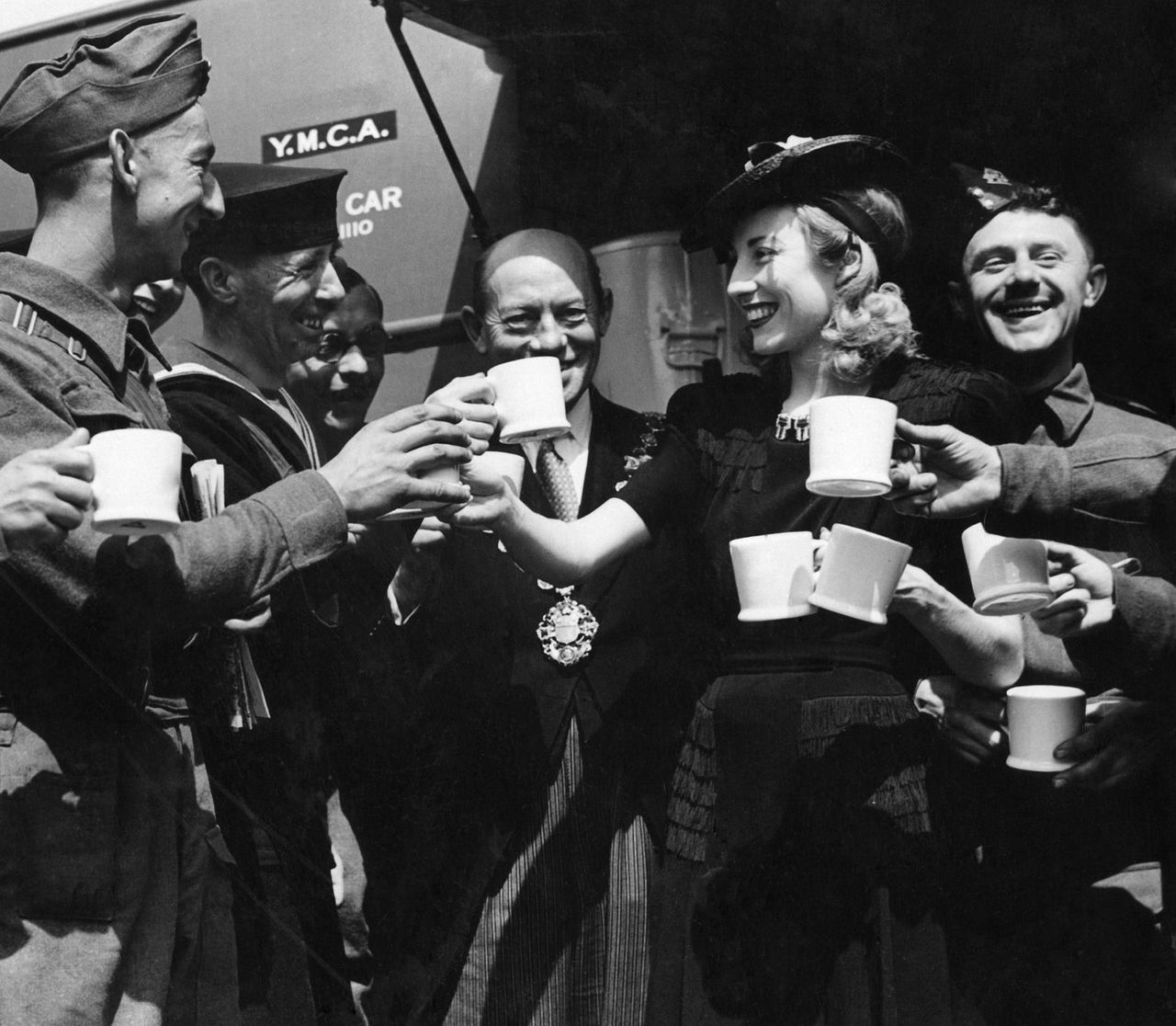 Vera Lynn pictured with servicemen in June 1942.