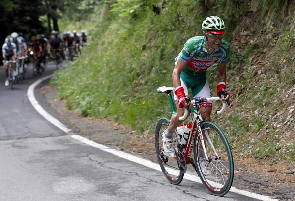 Mountains leader Stefano Garzelli pushes the pace