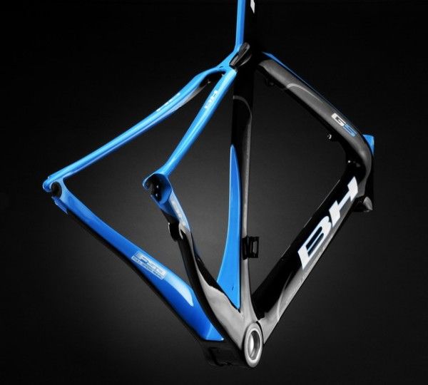 BH claims the down tube channel dramatically increases rigidity while also partially concealing the derailleur cables for a cleaner look. An integrated battery mount for Shimano Dura-Ace Di2 is included down by the bottom bracket, too.