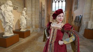Lucy Worsley in Tudor outfit