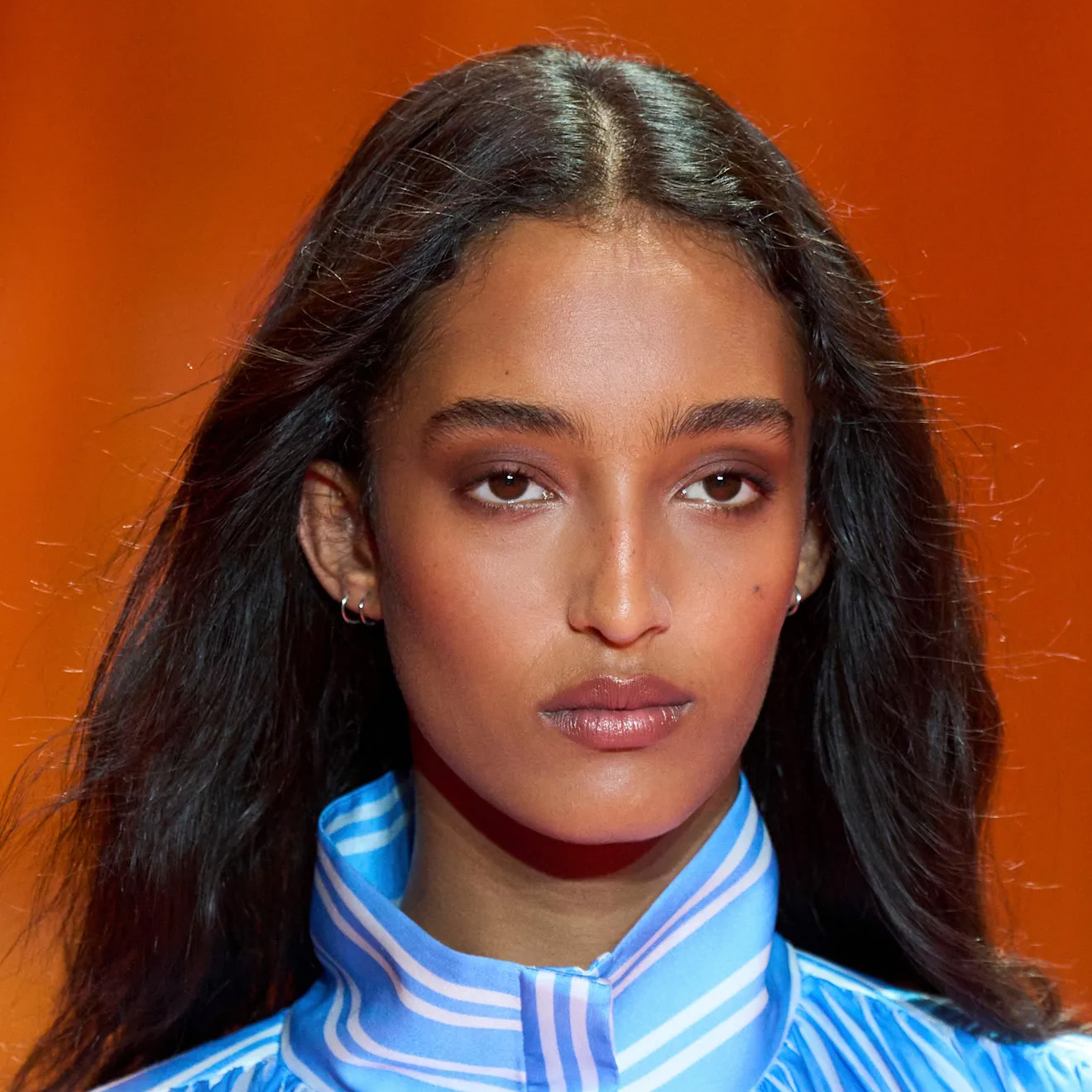 Model wears brown eyeshadow 