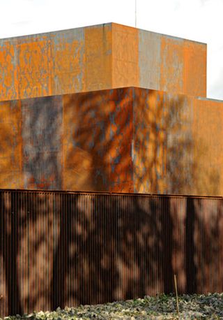 The Corten steel ages with time and perfectly suits the park’s natural surroundings.