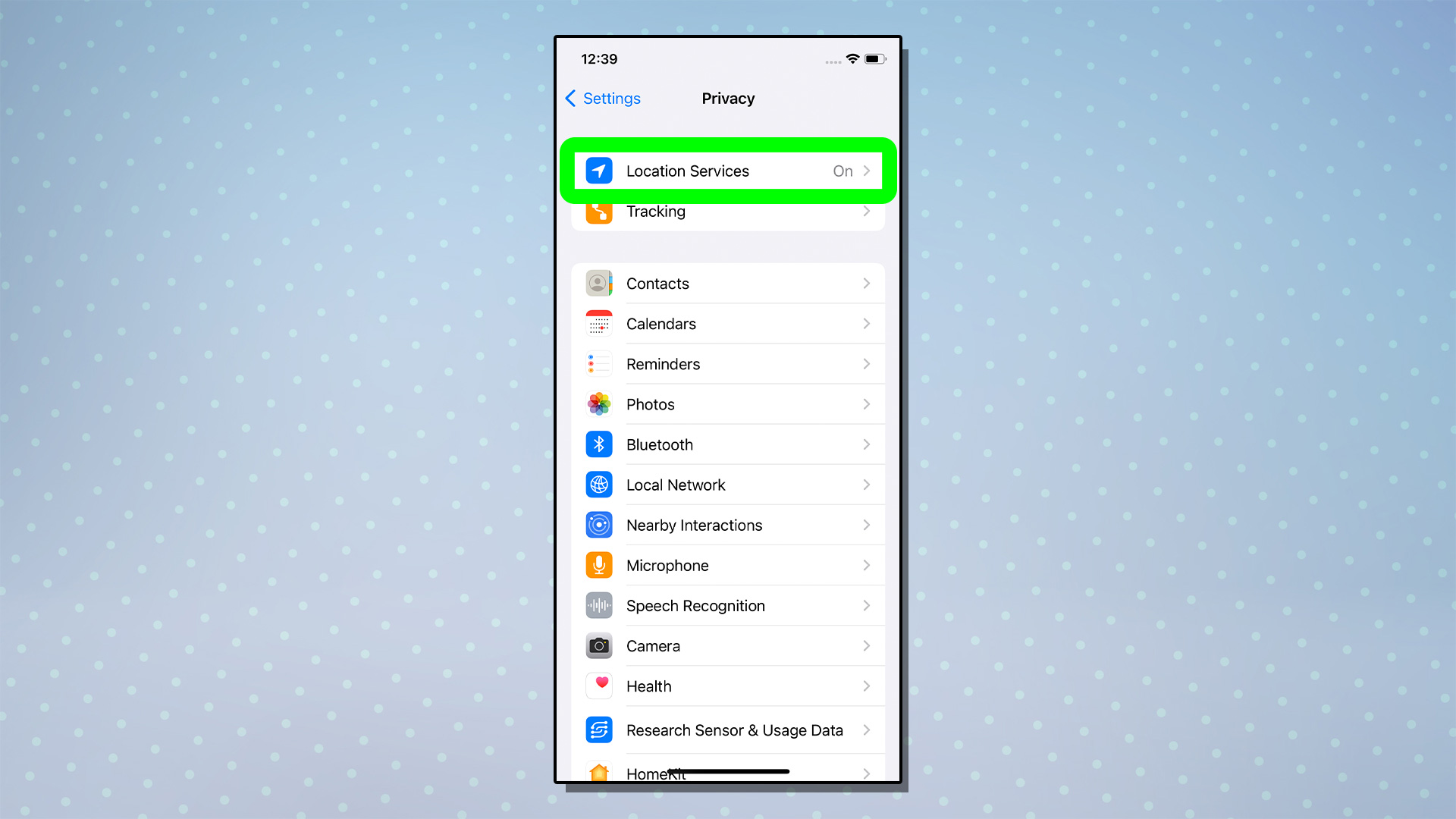 Captures d'écran d'iOS 15.2 sur un iPhone 11 montrant le menu Services de localisation