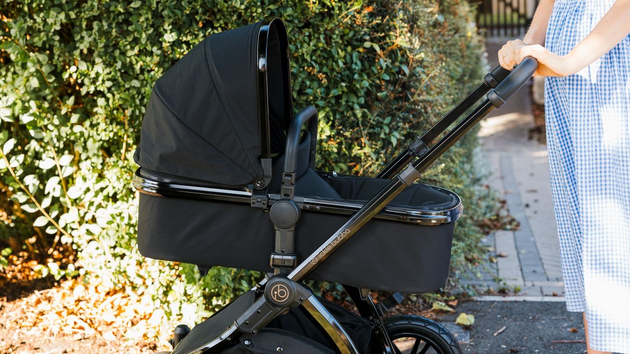 The Ickle Bubba Stomp Luxe Elements pram being pushed