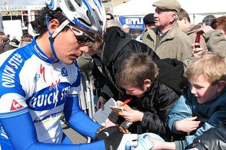 Gert Steegmans (Quick Step) is signing autographs for young fans..