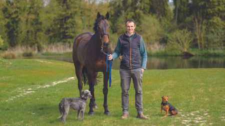 Tom Strawson with his Badminton Horse Trials ride Public Address, plus dogs Tigga and Taffie.