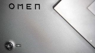 En närbild av Omen-logotypen på baksidan av HP Omen 27c