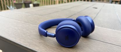 JBL LIve 680NC HERO