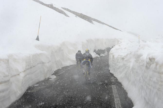 Snow falls on the Giro d'Italia on the Gavia pass
