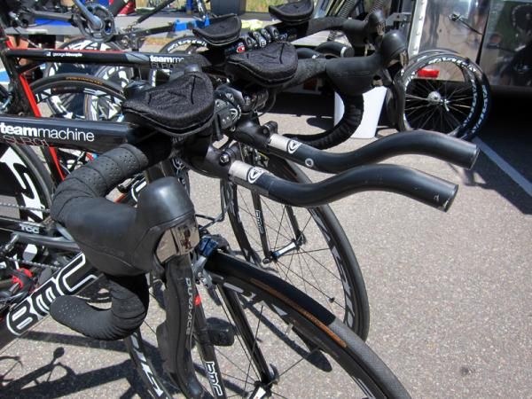 Easton's clip-on aero bars offered up a convenient hybrid setup for this BMC rider.