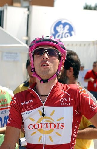 Leonardo Bertagnolli (Cofidis) had a pink helmet to go with his mountains jersey