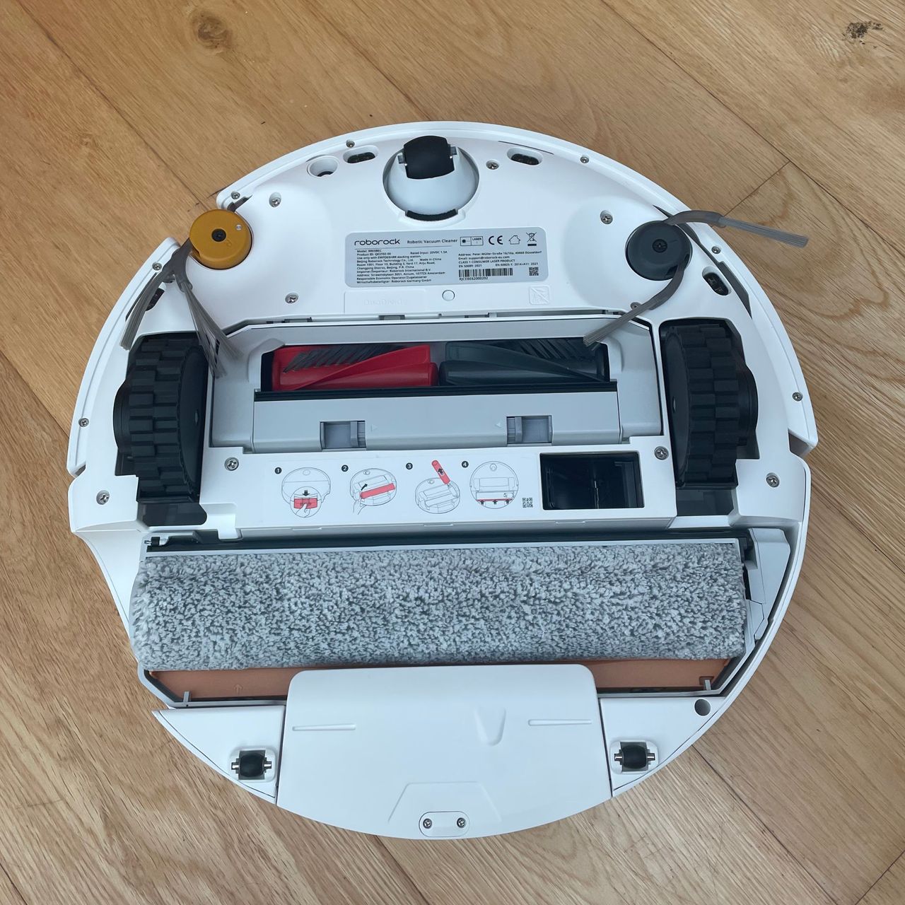 The underside of the Roborock Qrevo Edge 2 Flow Robot Vacuum, showing off the roller and side brushes
