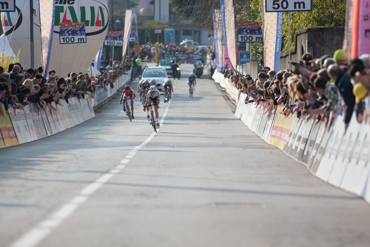 Lizzie Armitstead spiriting to the Trofeo Alfredo Binda victory