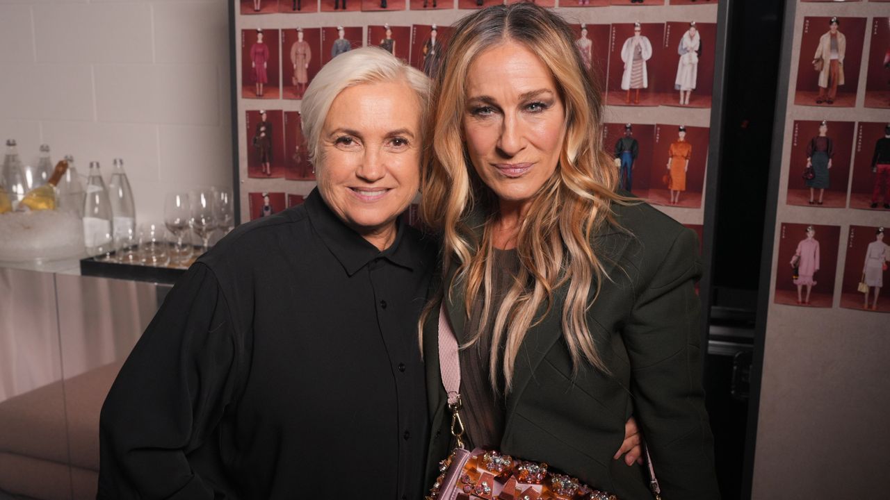 Sarah Jessica Parker poses with the creative director of Fendi at the brand&#039;s Milan Fashion Week show for fall 2025