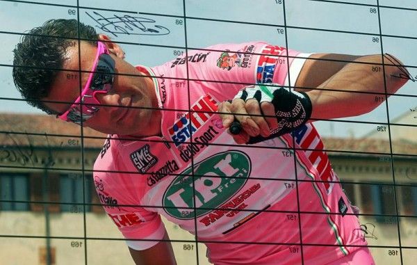 Race leader Alessandro Petacchi signs in at the start in Padova.