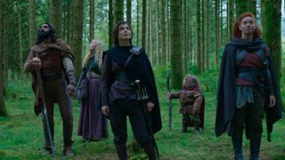 Hovedpersonerne i Willow står og spejder rundt i en skov.