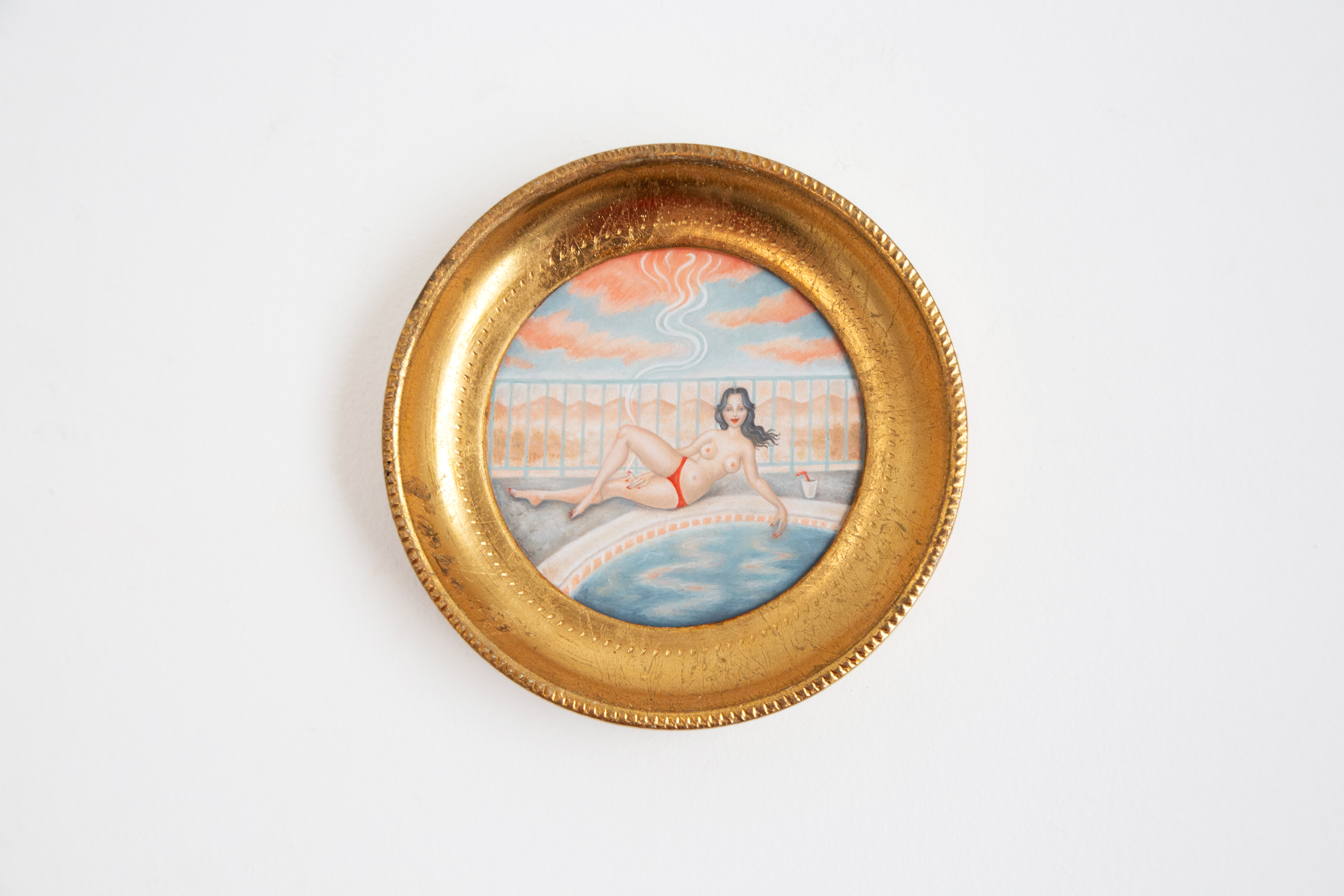 picture of woman in small round frame