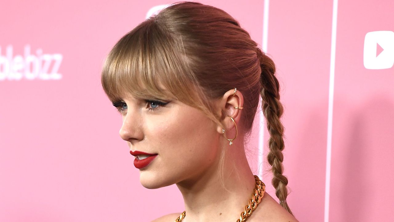 los angeles, california december 12taylor swift attends the 2019 billboard women in music at hollywood palladium on december 12, 2019 in los angeles, california photo by frazer harrisongetty images