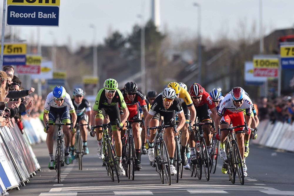 The field sprints after Thomas took the win.