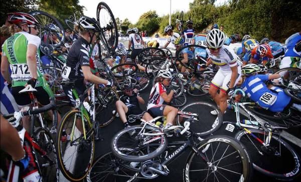 A huge crash in the women's race
