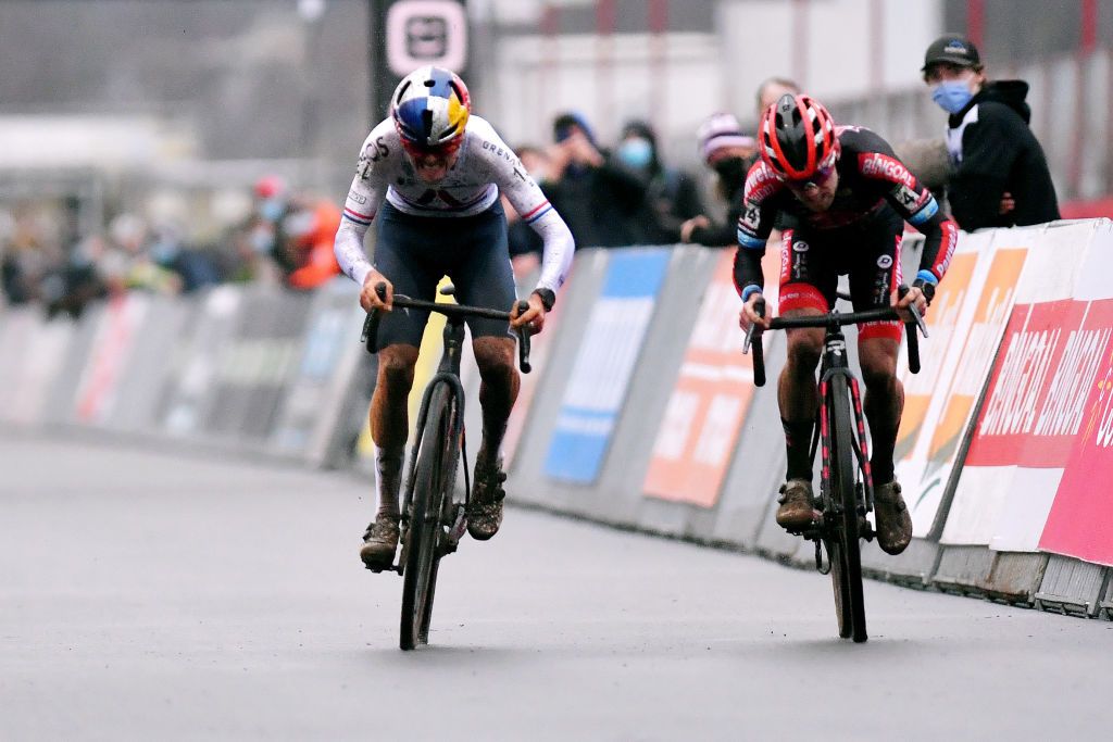 ZOLDER BELGIUM DECEMBER 27 LR Thomas Pidcock of The United Kingdom and Team INEOS Grenadiers sprints ahead of Eli Iserbyt of Belgium and Team Pauwels Sauzen Bingoal to cross the finishing line during 17th Superprestige HeusdenZolder 2021 Mens Elite SuperprestigeCX SPHeusdenZolder on December 27 2021 in Zolder Belgium Photo by Luc ClaessenGetty Images