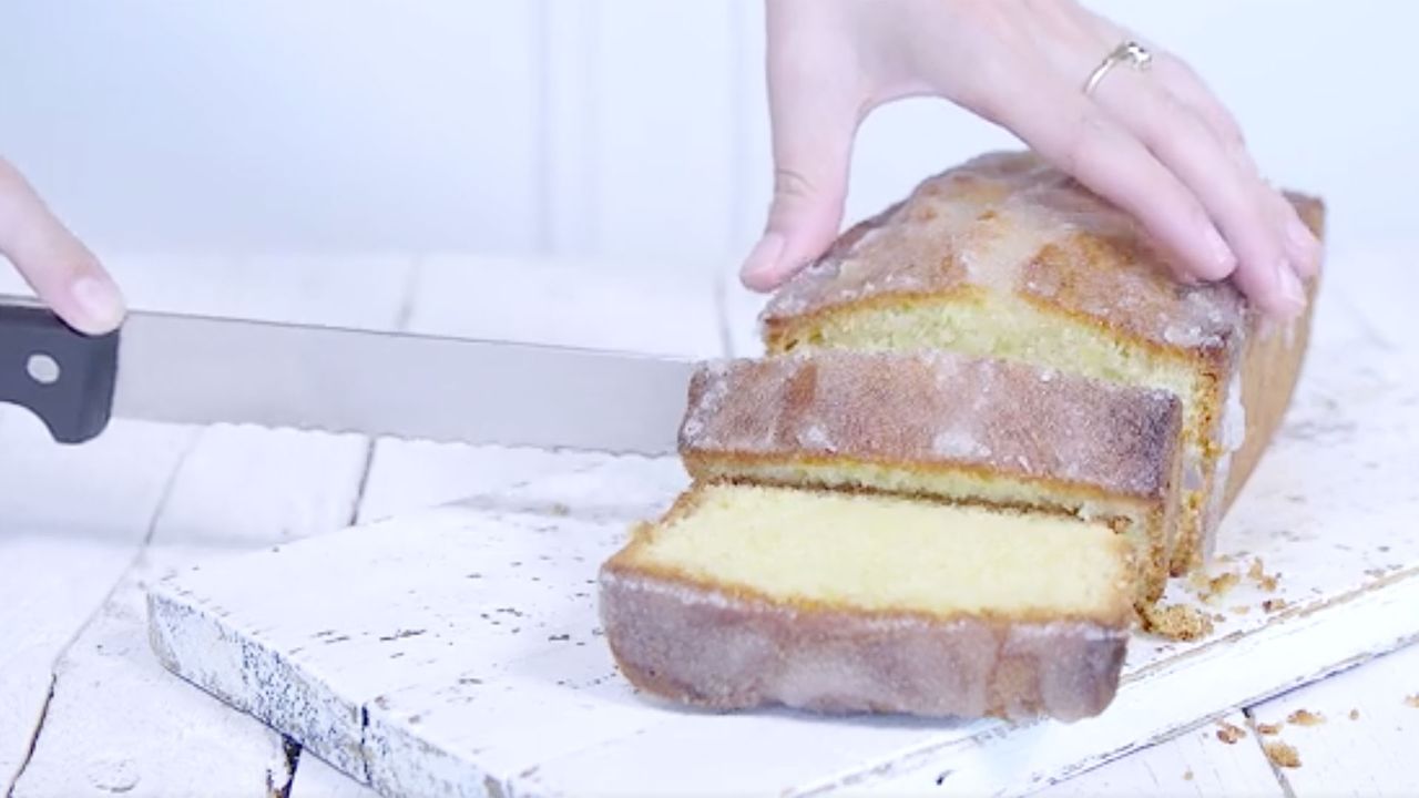 Mary Berry&#039;s lemon drizzle cake recipe