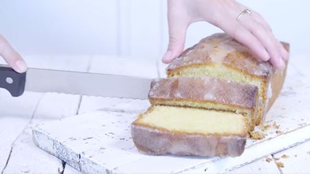 Mary Berry's lemon drizzle cake recipe